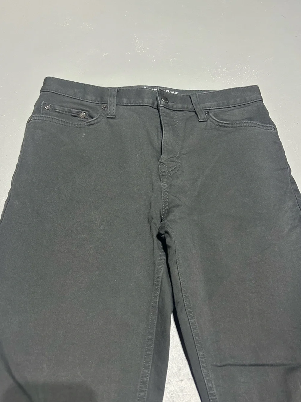 Banana Republic Traveler Dark Gray / Black Slim Fit Pants (Men’s Size 30W x 30L)